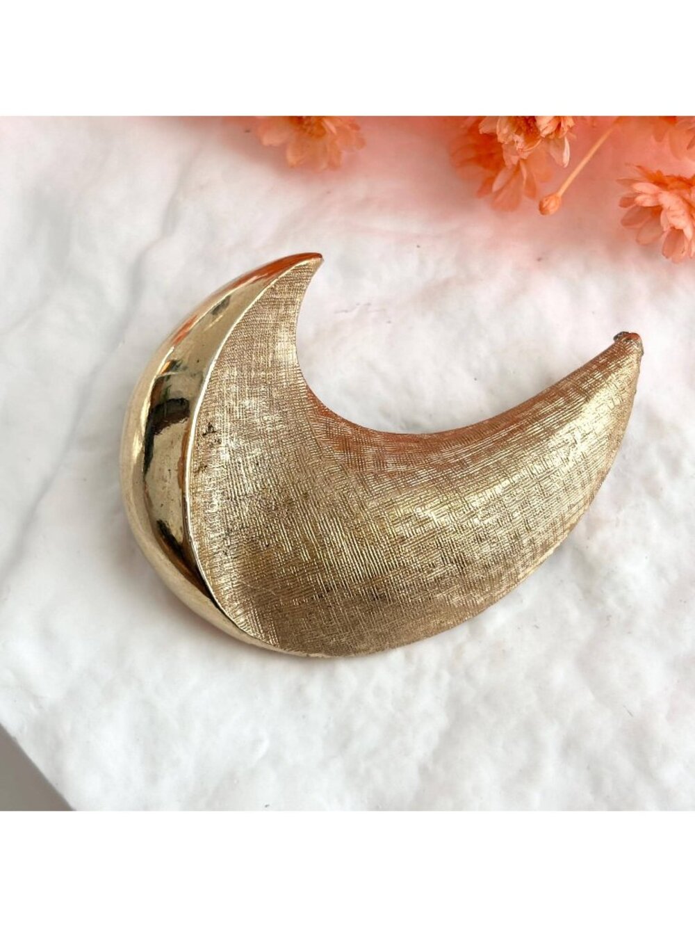 Modernist Abstract Textured Gold Toned Crescent 80's Vintage Jewelry Brooch